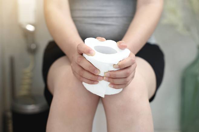굵고 딱딱한 대변이 한꺼번에 나오는 이완성 변비는 식이섬유 섭취가 도움이 되지만, 토끼 똥처럼 나오는 경련성 변비는 입자가 거친 식이섬유 섭취는 도움이 되지 않는다./사진=클립아트코리아