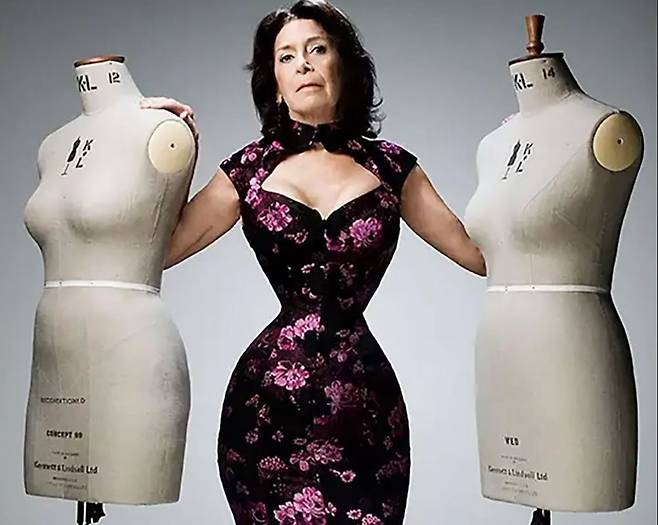 캐시 정은 하루에 23시간 동안 코르셋을 착용한다./사진=데일리스타