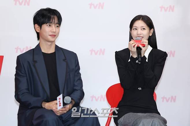 배우 정해인, 정소민이 14일 오전 서울 구로구 라마다 호텔에서 열린 새 토일드라마 tvN '엄마친구아들' 제작발표회에서 취재진의 질문에 답하고 있다. '엄마친구아들'은 오류 난 인생을 재부팅하려는 여자와 그의 살아있는 흑역사인 '엄마친구아들'이 벌이는 파란만장 동네 한 바퀴 로맨스. 오는 17일 밤 9시 20분 첫 방송. 서병수 기자 qudtn@edaily.co.kr /2024.08.14/