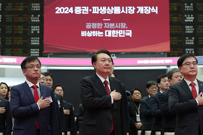 윤석열 대통령이 1월 2일 오전 서울 영등포구 여의도 한국거래소에서 열린 2024 증권ㆍ파생상품시장 개장식에 참석해 국기에 대한 경례를 하고 있다.