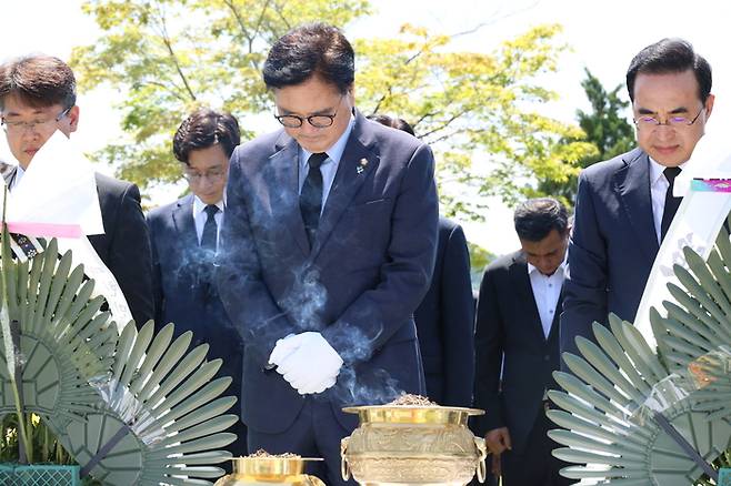 14일 오전 대전국립현충원에서 열린 광복 79주년 및 홍범도 장군 귀환 3주년 기념식에 참석한 우원식 국회의장과 박홍근 홍범도장군기념사업회 이사장이 홍범도 장군 묘역 앞에서 묵념하고 있다. 연합뉴스