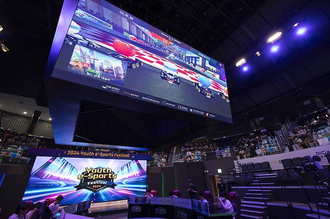 13일 대전 도룡동 e스포츠경기장 드림아레나에서 ‘2024 유스 이스포츠 페스티벌(Youth e-Sports Festival)’이 열렸다. 카트라이더 러쉬플러스 경기가 열리는 주경기장의 모습. 스마일게이트