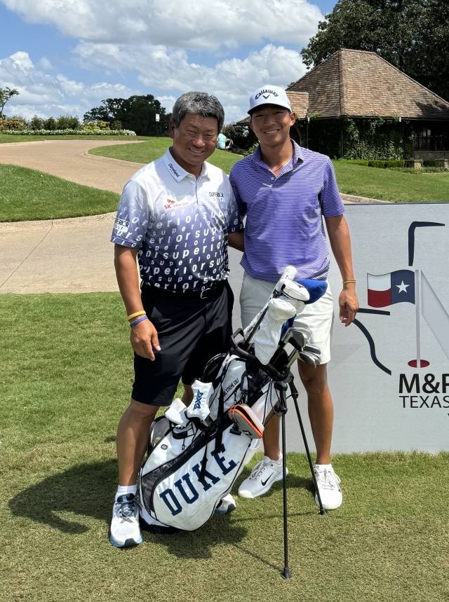 최경주가 막내 아들 강준군과 포즈를 취하고 있다. 최경주재단