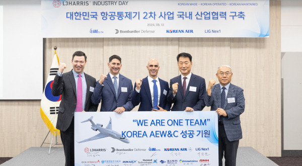 Korean Air and U.S. defense contractor L3Harris take a commemorative photo at the ‘L3 Industry Day’ event in Seoul on the 13th. [Courtesy of Korean Air Lines Co.]