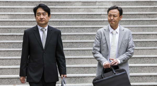 WeMakePrice CEO Ryu Hwa-hyun(left) and TMON CEO Ryu Kwang-jin leave Seoul Bankruptcy Court after a meeting on rehabilitation proceedings on the 13th. [Photo by Joint Press Corps]