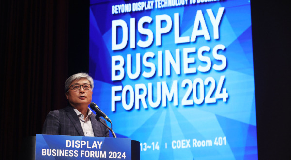 Samsung Display VP Lee Chang-hee lectures on “Display Technology for the AI Era” at the Display Business Forum in Seoul. [Photo by Yonhap]