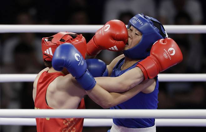[파리=뉴시스] 최동준 기자 = 북한 방철미가 4일(현지시각) 프랑스 노스 파리 아레나에서 열린 2024 파리 올림픽 복싱 여자 54kg급 준결승에서 중국 창위안을 상대로 경기를 펼치고 있다. 2024.08.04