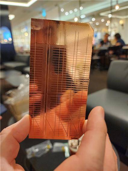 이종접합기술 공정을 적용한 TGV 가공 Cu 도금 샘플/사진제공=아큐레이저