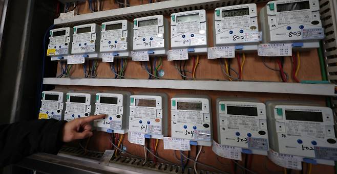 서울 시내 한 오피스텔에서 관리인이 전기계량기를 살펴보고 있다. / 사진=뉴스1 김성진 기자 /사진=(서울=뉴스1) 김성진 기자