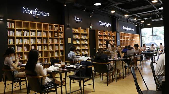 필사, 도서구매, 전시 인증샷 등 Z세대에게 텍스트힙은 하나의 문화로 정착했다. 사진은 서울 마포구에 있는 동네서점 북티크. /사진=북티크 제공