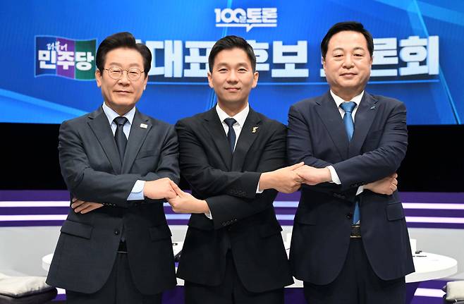 이재명(왼쪽부터), 김지수, 김두관 더불어민주당 당대표 후보가 13일 서울 마포구 상암동 MBC신사옥 스튜디오에서 열린 당대표 후보 방송토론회에 앞서 기념촬영을 하고 있다. [연합]