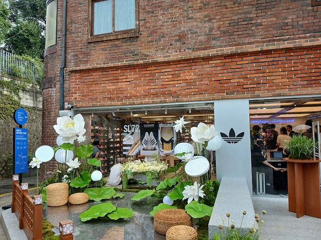 서울 종로구에 있는 ‘아디다스 북촌 헤리티지 스토어’. 김희량 기자
