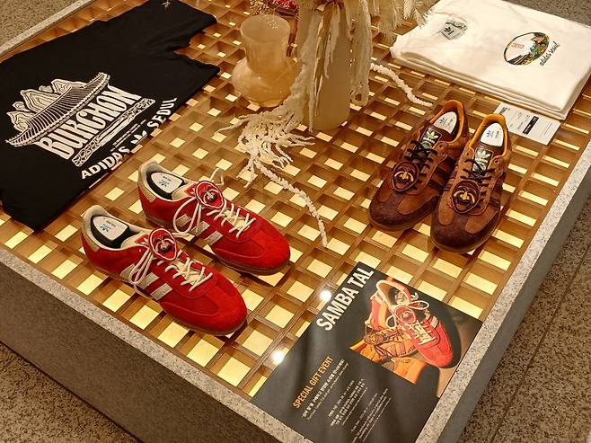 서울 종로구에 있는 ‘아디다스 북촌 헤리티지 스토어’ 내의 이색 상품들. 탈춤을 재해석한 ‘삼바 탈’ 시리즈. 김희량 기자
