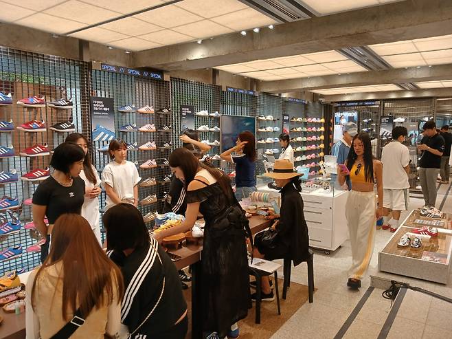 서울 종로구에 있는 ‘아디다스 북촌 헤리티지 스토어’ 내부 모습. 김희량 기자