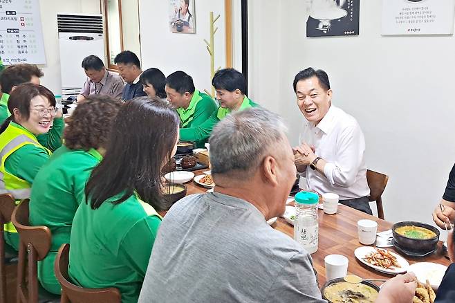 이재준 수원시장(오른쪽)이 초록천사와 식사를 하고있다.