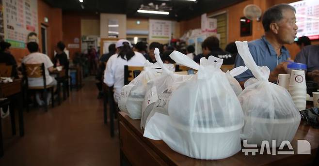 [청주=뉴시스] 서주영 기자 =  말복인 14일 충북 청주시 청원구 우암동 한 삼계탕집에서 포장된 요리가 테이블에 놓여 있다. 2024.08.14. juyeong@newsis.com