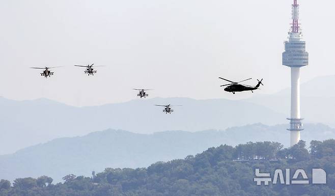 [서울=뉴시스] 김명년 기자 = 14일 오후 서울 종로구 광화문 일대에서 육군 아파치 헬기가 국군의 날 행사 준비 훈련 비행을 하고 있다. 2024.08.14. kmn@newsis.com