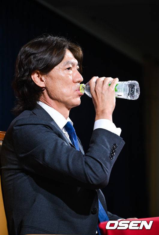 [OSEN=박준형 기자]  축구대표팀 홍명보 감독이 29일 서울 신문로 축구회관에서 취임 기자회견을 열었다.대한축구협회는 지난 2월 아시안컵 부진으로 클린스만 감독을 경질한 이후 2026 북중미 월드컵을 지휘할 새 사령탑을 물색하다 논란 끝에 홍명보 감독을 선임했다. 이날 홍명보 감독은 선임에 관한 소회를 밝힌 뒤 향후 대표팀 운영 방안을 발표했다.&nbsp;홍명보 감독이 물을 마시고 있다. 2024.07.29 / soul1014@osen.co.kr