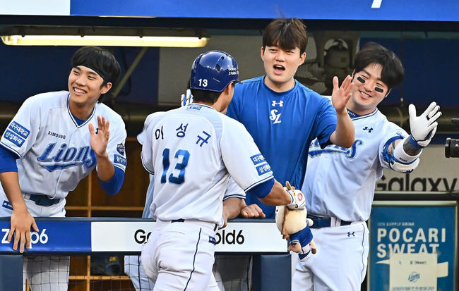 [OSEN=대구, 이석우 기자] 13일 대구삼성라이온즈파크에서 2024 신한 SOL 뱅크 KBO 리그 삼성 라이온즈와 KT 위즈의 경기가 열렸다. 홈팀 삼성은 백정현이 방문팀 KT는 엄상백이 선발 출전했다. 삼성 라이온즈 이성규가 1회말 무사 2루 좌월 2점 홈런을 치고 하이파이브를 하고 있다. 2024.08.13 / foto0307@osen.co.kr