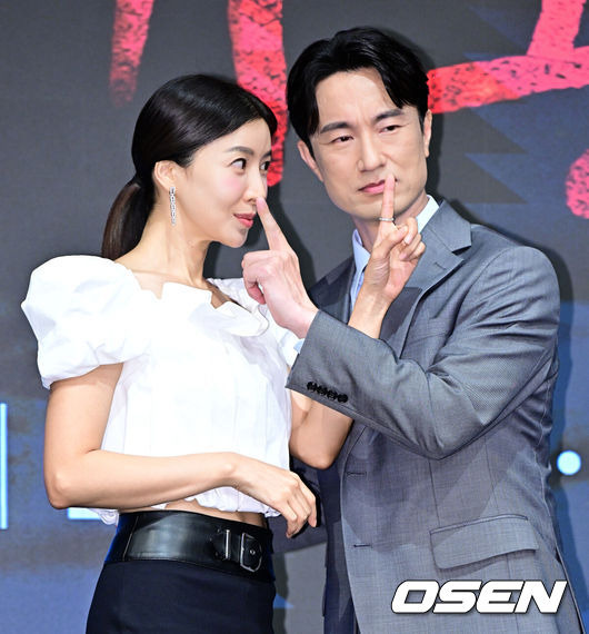 [OSEN=지형준 기자] 14일 오후 서울 구로구 신도림 더 세인트에서 KBS 2TV 수목드라마 ‘완벽한 가족’ 제작발표회가 열렸다.‘완벽한 가족’(연출 유키사다 이사오/제작 빅토리콘텐츠/ⓒ함창석, 주은/대원씨아이)은 누가 봐도 행복하고 완벽해 보이는 가족이 딸의 살인으로 인해 점점 서로를 의심하게 되는 미스터리 스릴러 드라마다.배우 윤세아, 김병철이 포토타임을 하고 있다. 2024.08.14 / jpnews@osen.co.kr