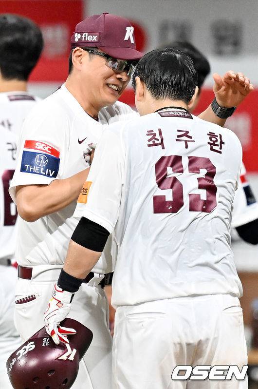 [OSEN=고척, 민경훈 기자] 14일 오후 서울 고척스카이돔에서 ‘2024 신한 SOL BANK KBO리그’ 키움 히어로즈와 KIA 타이거즈의 경기가 진행됐다.&nbsp;이 경기에서 키움은 최주환의 9회말 끝내기 홈런에 힘입어 2-1로 KIA에 역전승 했다.9회말 1사 키움 최주환이 우월 끝내기 홈런을 때린 후 홍원기 감독의 축하를 받고 있다. 2024.08.14 / rumi@osen.co.kr