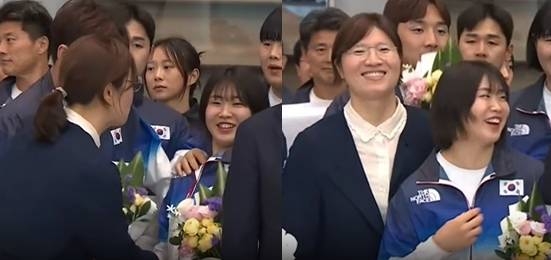 파리 올림픽 대한민국 선수단을 맞이한 장미란 문화체육관광부 제2차관이 기념사진 촬영시 역도 허미미 선수를 앞으로 끌어당긴 장면이 화제를 모으고 있다. 연합뉴스TV 갈무리