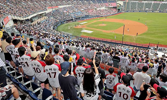 지난 11일 서울 잠실 야구장에서 열린 2024시즌 KBO리그 LG와 NC 경기에서 만원 관중이 들어차 응원전을 펼치고 있다. 뉴스1