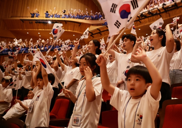 서울 송파구 롯데콘서트홀에서 13일 ‘송파구민 대합창’이 진행되고 있다.  송파구 제공