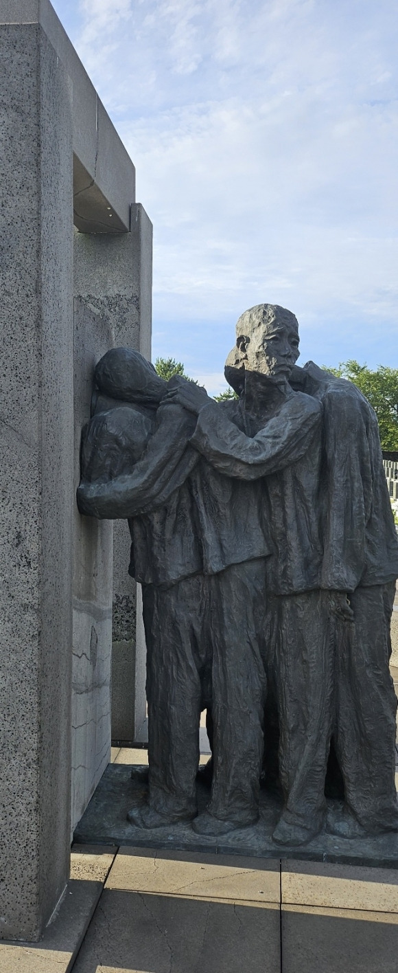 4·3평화공원내 행방불명인 표석. 이곳은 제주4·3사건 희생자 중 시신을 찾지 못하여 묘가 없는 행방불명인을 대상으로 특별히 개인표석을 설치해 넋을 추모하는 공간이다. 제주 강동삼 기자