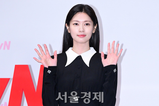 배우 정소민이 14일 오전 서울 구로구 신도림 라마다호텔에서 진행된 tvN 새 토일드라마 ‘엄마친구아들’(극본 신하은/연출 유제원) 제작발표회에서 포즈를 취하고 있다. 김규빈 기자 2024.08.14