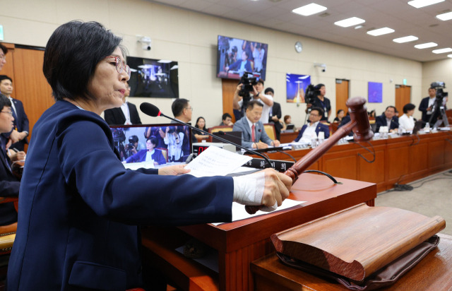 14일 오후 국회에서 열린 과학기술정보방송통신위원회의 ‘불법적 방송문화진흥회 이사 선임 등 방송 장악 관련 2차 청문회’에서 최민희 위원장이 김태규 방통위원장 직무대행 증인 고발의 건 가결을 선포하고 있다. 연합뉴스