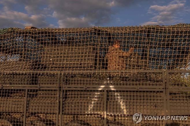 수미 지역에서 장갑차를 탄 채 이동 중인 우크라이나 병사의 모습 [AFP 연합뉴스자료사진. 재판매 및 DB 금지]