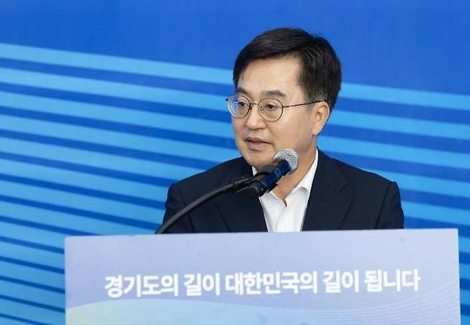 후반기 중점과제 발표하는 김동연 경기지사 (수원=연합뉴스) 14일 오전 수원 도담소에서 경기도 민선 8기 후반기 중점과제 발표 기자간담회에서 김동연 경기도지사가 중점과제를 설명하고 있다. 2024.8.14 [경기도 제공. 재판매 및 DB 금지] ktkim@yna.co.kr(끝)