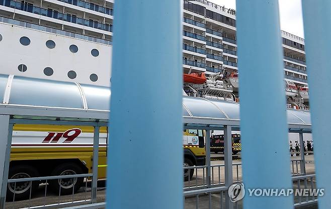 제주항 정박 크루즈선에 화재 (제주=연합뉴스) 전지혜 기자 = 14일 오전 제주항 8부두에 정박 중이던 크루즈선 메디테라니아호에 불이 났다는 신고가 접수돼 소방차량 등이 출동해 있다. 2024.8.14 atoz@yna.co.kr