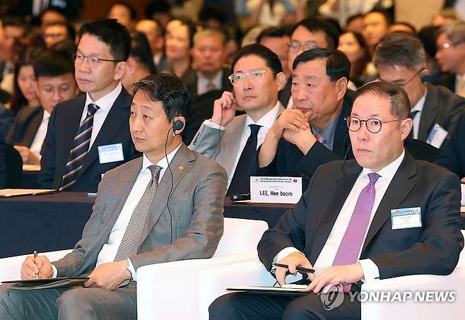 베트남 총리 연설듣는 조현준 회상과 조현상 부회장 [연합뉴스 자료사진]