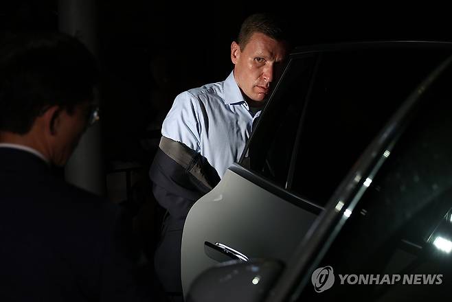 차량에 탑승하는 벤츠코리아 사장 (인천=연합뉴스) 홍현기 기자 = 마티아스 바이틀 메르세데스-벤츠코리아 사장이 14일 오후 인천시 서구 청라동 한 교회에서 전기차 화재 피해 주민들과 간담회를 마친 뒤 차량에 탑승하고 있다. 2024.8.14 hong@yna.co.kr