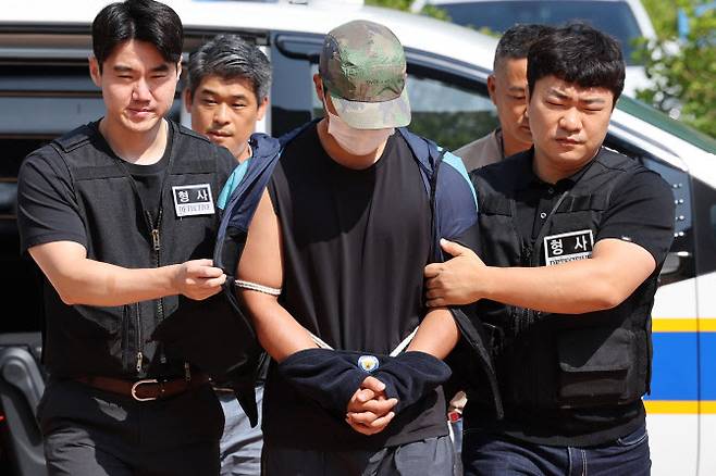 연인을 목 졸라 살해한 혐의를 받는 전직 해양경찰관 최모 순경이 지난해 8월 18일 광주지방법원 목포지원에서 열린 구속 전 피의자 심문(영장실질심사)에 출석하고 있다 (사진=연합뉴스)