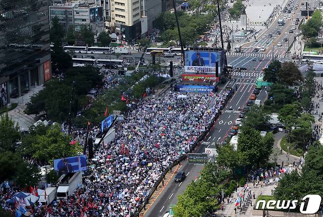 지난해 8월 15일 서울 세종대로 광화문광장 일대에서 열린 자유통일당과 우리공화당 등 보수단체 대규모 집회로 주변 교통이 정체현상을 보이고 있다. 2023.8.15/뉴스1 ⓒ News1 이동해 기자