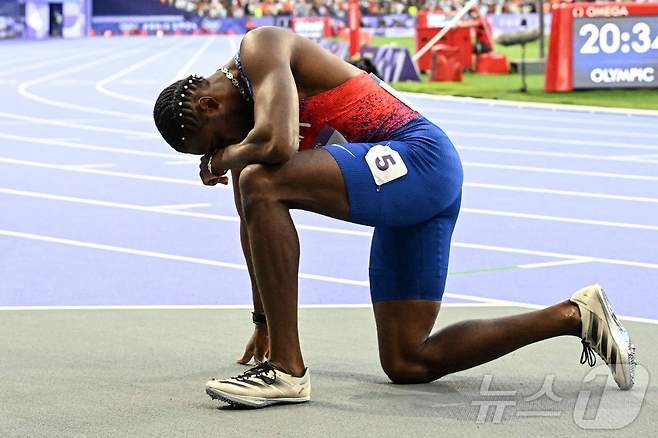 미국의 노아 라일스가 8일 (현지시간) 파리 스타드 드 프랑스에서 열린 2024 파리 올림픽 육상 남자 200ｍ 결선서 코로나19 감염으로 3위에 그친 뒤 아쉬워 하고 있다. 2024.08.09 ⓒ AFP=뉴스1 ⓒ News1 우동명 기자