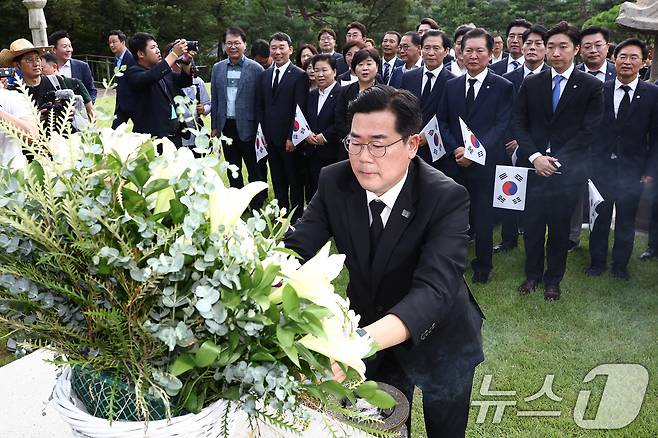 박찬대 더불어민주당 대표 직무대행 겸 원내대표를 비롯한 지도부가 제79주년 광복절인 15일 오전 서울 용산구 효창공원 내 백범 김구 선생 묘역을 찾아 참배하고 있다. 이날 민주당 등 야당은 김형석 신임 독립기념관장 임명에 반대해 정부 주최 광복절 경축식에 불참했다. 2024.8.15/뉴스1 ⓒ News1 김민지 기자