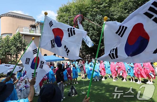 제79주년 광복절을 맞아 15일 광주광역시 광산구 월곡동 고려인마을에서 고려인동포와 시민, 학생 등 500여명이 참여한 가운데 열린 우리 민족의 독립 전쟁사에 빛나는 승리를 거둔 봉오동 전투 재현 행진에서 참석자들이 태극기를 흔들며 대한독립만세를 외치고 있다. 2024.8.15/뉴스1 ⓒ News1 김태성 기자