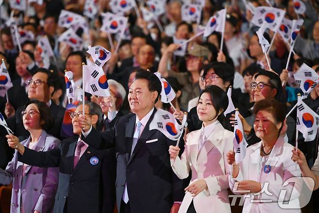 윤석열 대통령과 김건희 여사가 15일 서울 종로구 세종문화회관에서 열린 제79주년 광복절 경축식에서 태극기를 흔들고 있다. (대통령실 제공) 2024.8.15/뉴스1 ⓒ News1 송원영 기자