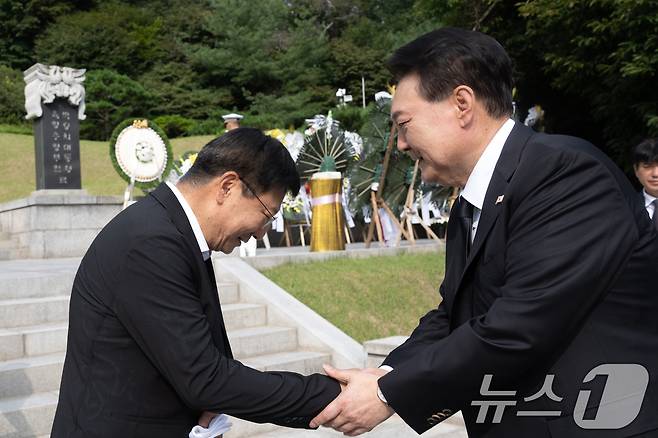 윤석열 대통령이 15일 육영수 여사 서거 50주기를 맞아 서울 동작구 국립서울현충원 내 육영수 여사 묘역을 찾아 유족인 박지만 회장과 인사하고 있다. (대통령실 제공) 2024.8.15/뉴스1 ⓒ News1 송원영 기자