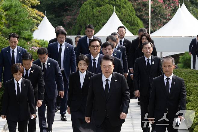 윤석열 대통령과 부인 김건희 여사가 15일 육영수 여사 서거 50주기를 맞아 서울 동작구 국립서울현충원 내 육영수 여사 묘역을 참배하기 위해 이동하고 있다. (대통령실 제공) 2024.8.15/뉴스1 ⓒ News1 송원영 기자