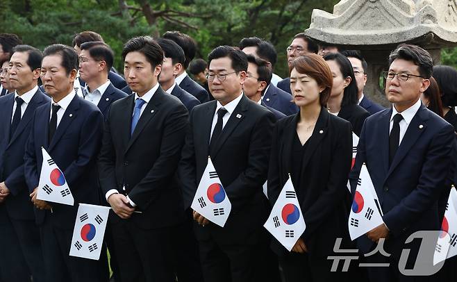 박찬대 더불어민주당 대표 직무대행 겸 원내대표를 비롯한 지도부가 제79주년 광복절인 15일 오전 서울 용산구 효창공원 내 백범 김구 선생 묘역을 찾아 참배하고 있다. 2024.8.15/뉴스1 ⓒ News1 김민지 기자