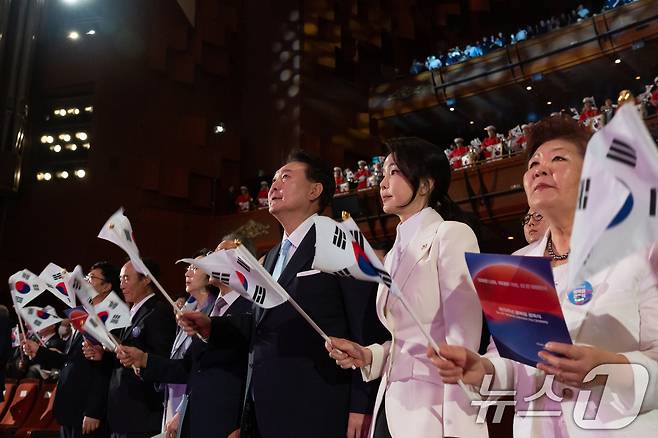 윤석열 대통령과 김건희 여사가 15일 서울 종로구 세종문화회관에서 열린 제79주년 광복절 경축식에서 태극기를 흔들고 있다. (대통령실 제공) 2024.8.15/뉴스1 ⓒ News1 송원영 기자