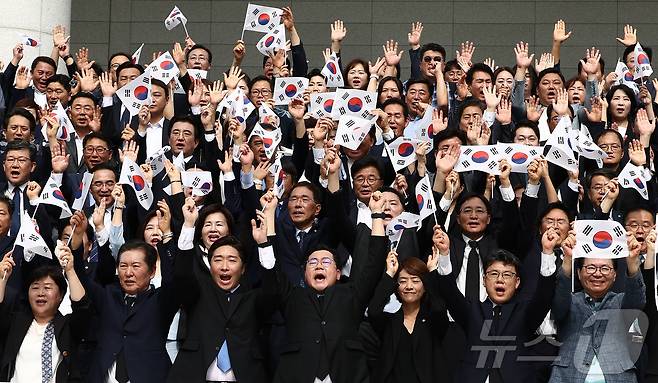 제79주년 광복절인 15일 서울 용산구 백범김구기념관 앞에서 박찬대 더불어민주당 대표 직무대행 겸 원내대표를 비롯한 지도부가 친일반민족 윤석열 정권 규탄 성명 발표를 마치고 대한독립만세를 외치고 있다. 2024.8.15/뉴스1 ⓒ News1 김민지 기자