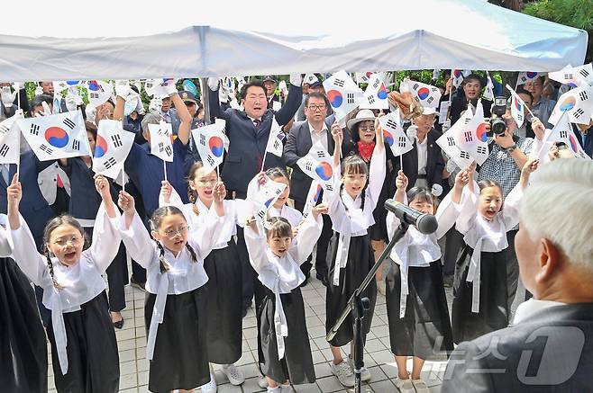 강원 원주시의 ‘제79주년 광복절 타종식’이 15일 원주시 치악종각에서 원강수 원주시장과 송기헌 더불어민주당 국회의원, 조용기 원주시의회 의장을 비롯한 여러 지역 인사들이 참석한 가운데 열렸다. (원주시 제공) 2024.8.15./뉴스1 ⓒ News1 신관호 기자