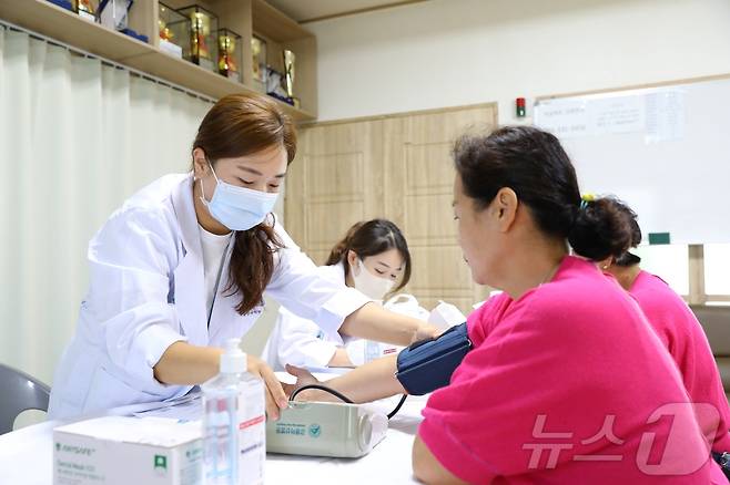 강원 강릉아산병원이 15일 광복절을 기념해 열리는 지역 내 '제73회 사천면민 체육대회'에서 의료봉사를 진행하는 모습. (강릉아산병원 제공) 2024.8.15/뉴스1