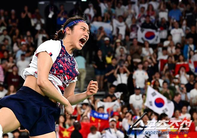 안세영이 5일(한국시각) 프랑스 파리 포르트드라샤펠 경기장에서 열린 파리올림픽 배드민턴 여자 단식 결승전에서 중국 허빙자오와 맞붙어 승리해 금메달을 땄다. 안세영이 포효하고 있다. 파리(프랑스)=정재근 기자 cjg@sportschosun.com/2024.8.5/